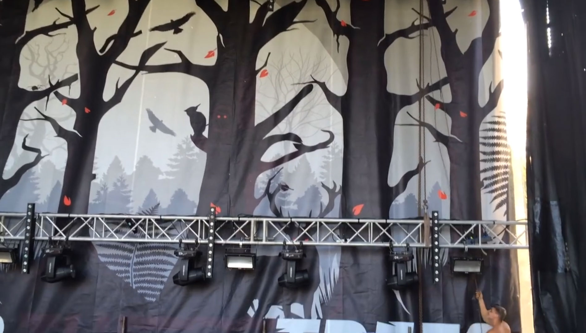 Oprawa graficzna festiwalu "Behind The Trees" 17 Odtwórz video