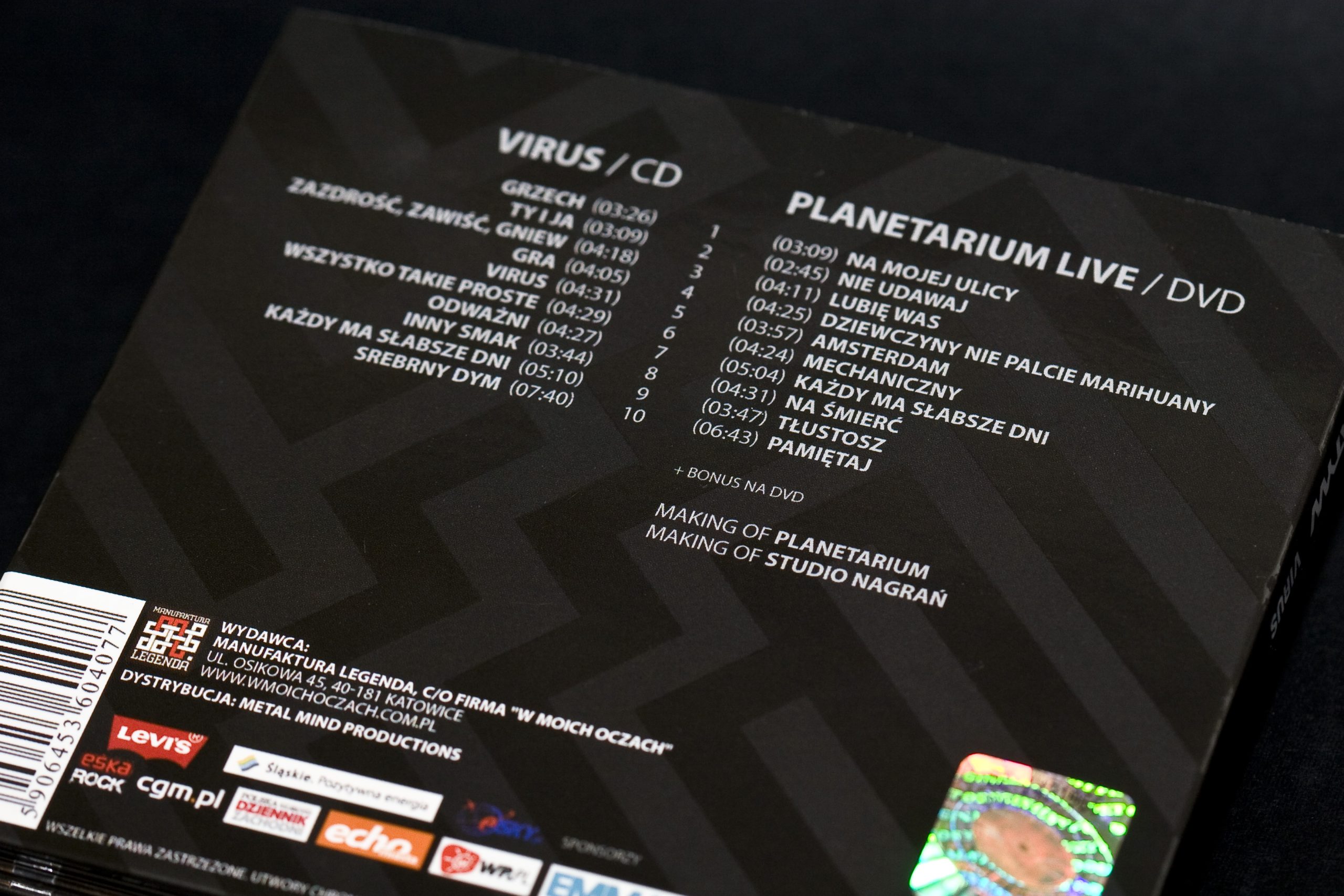Projekt graficzny albumu „Virus” zespołu Negatyw. Czarny druk i lakier UV 2 okładka płyty NEGATYW „Virus” z lakierem UV