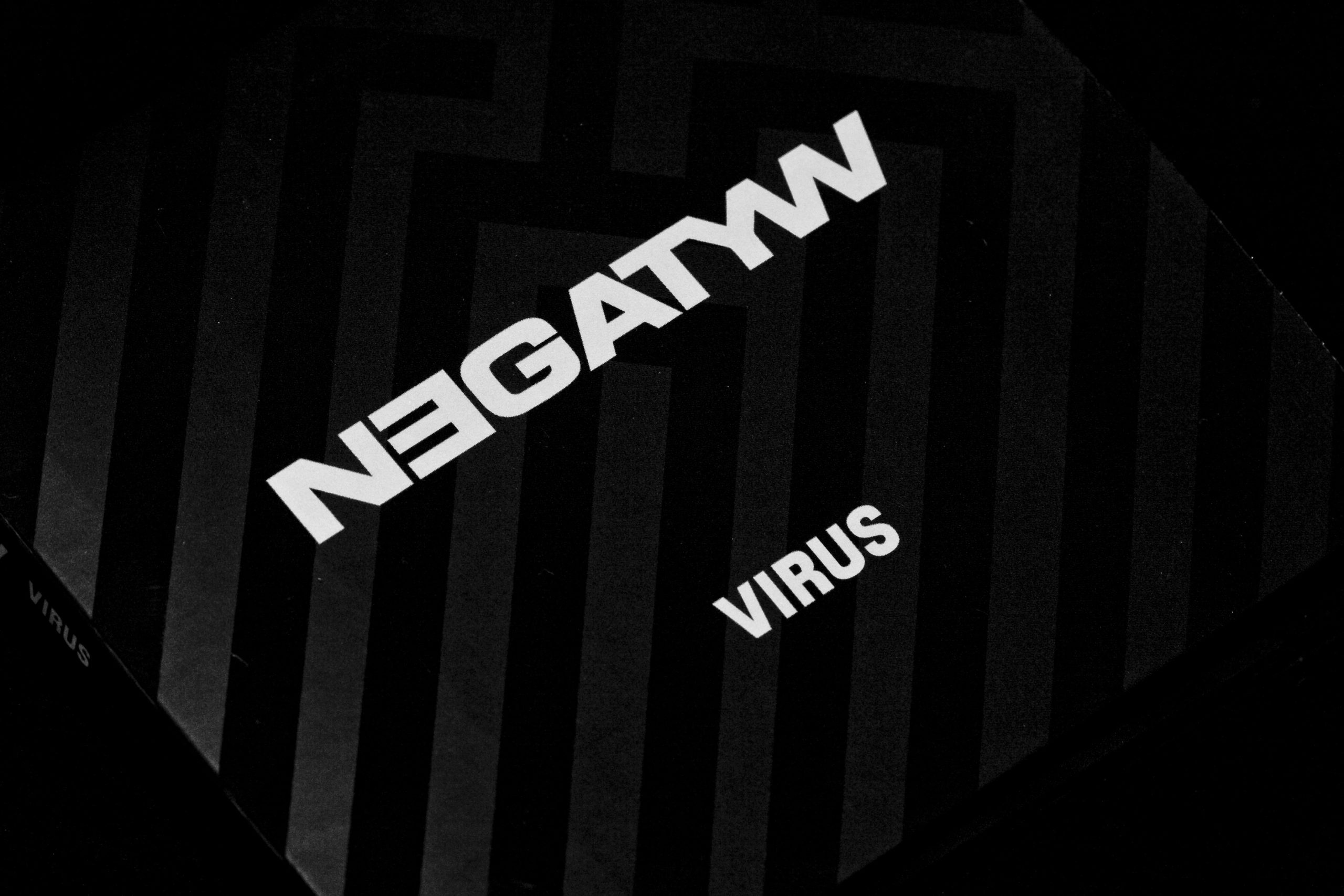 Projekt graficzny albumu „Virus” zespołu Negatyw. Czarny druk i lakier UV 1 okładka płyty NEGATYW „Virus” z lakierem UV
