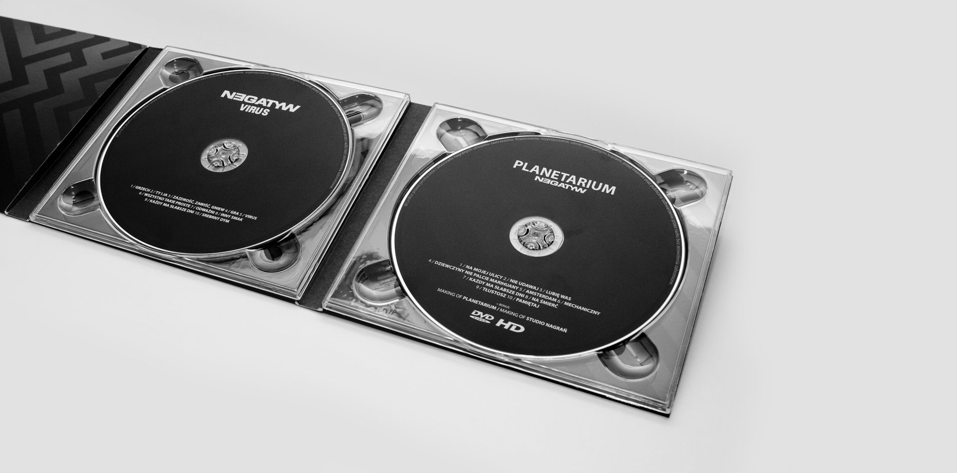 Projekt graficzny albumu „Virus” zespołu Negatyw. Czarny druk i lakier UV 5 okładka płyty NEGATYW „Virus” z lakierem UV
